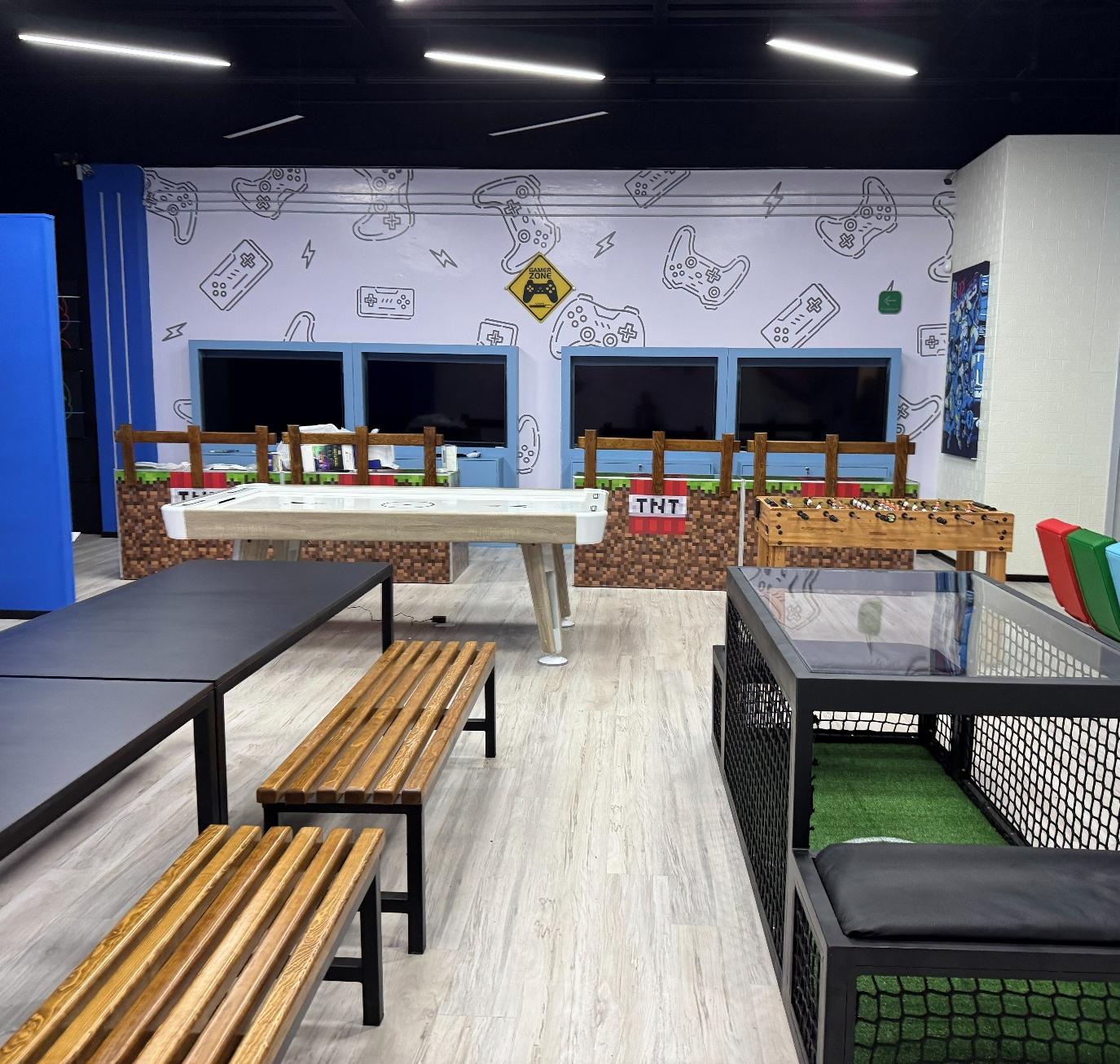 Local comercial Forty Gamer con mobiliario temático