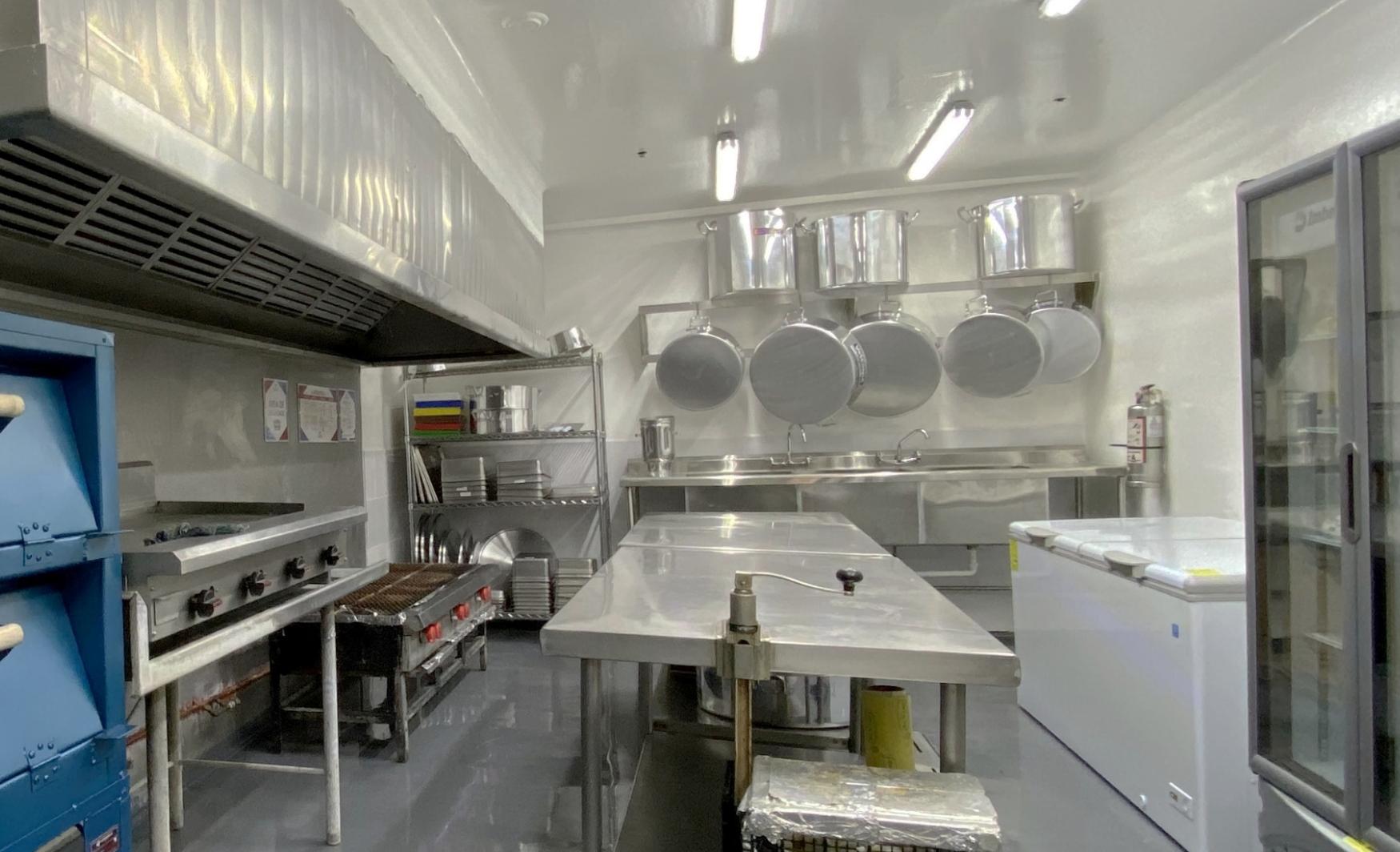 Remodelación y equipamiento de cocina industrial Hyster-Yale