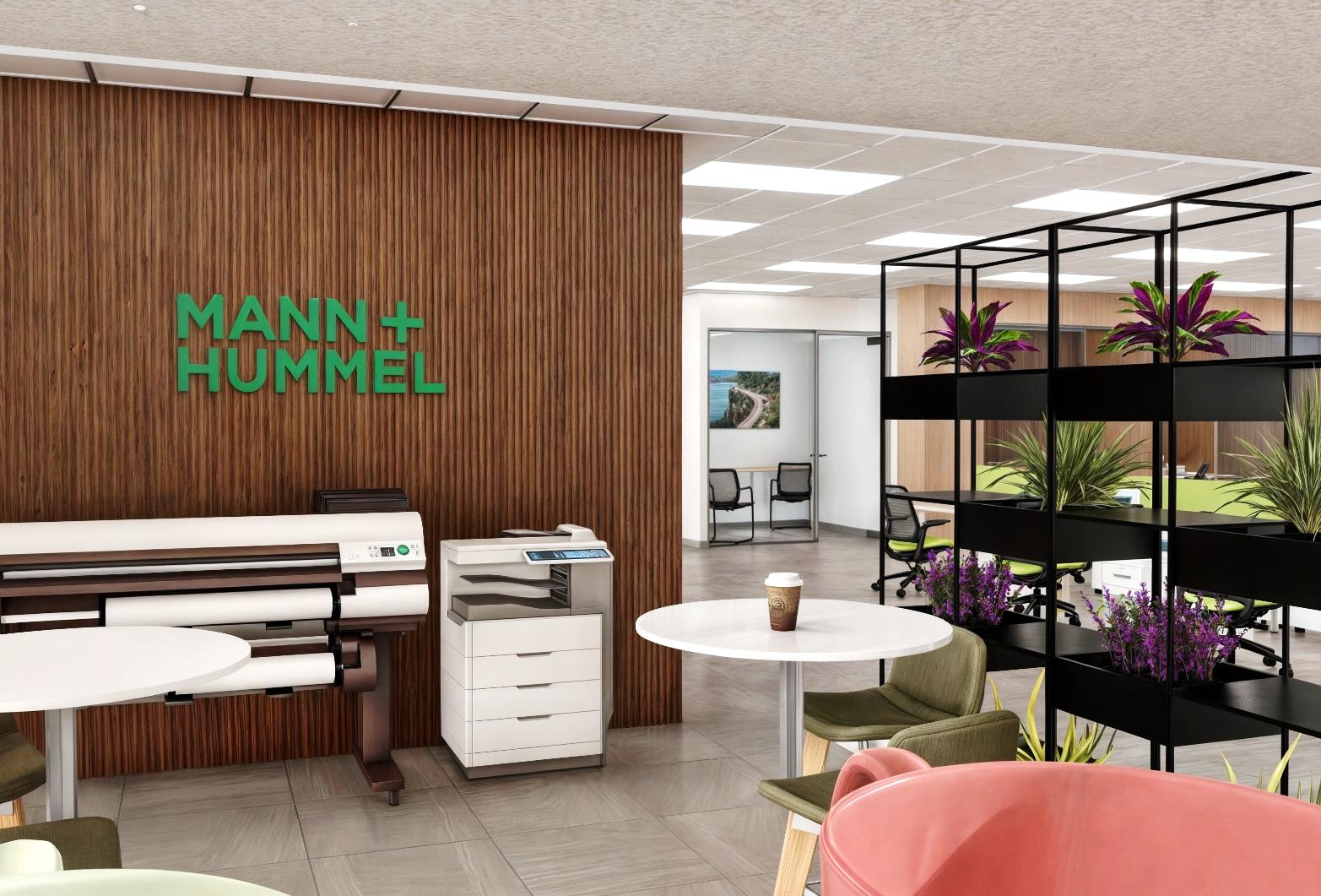 Diseño interior de oficinas Mann+Hummel con madera y vegetación