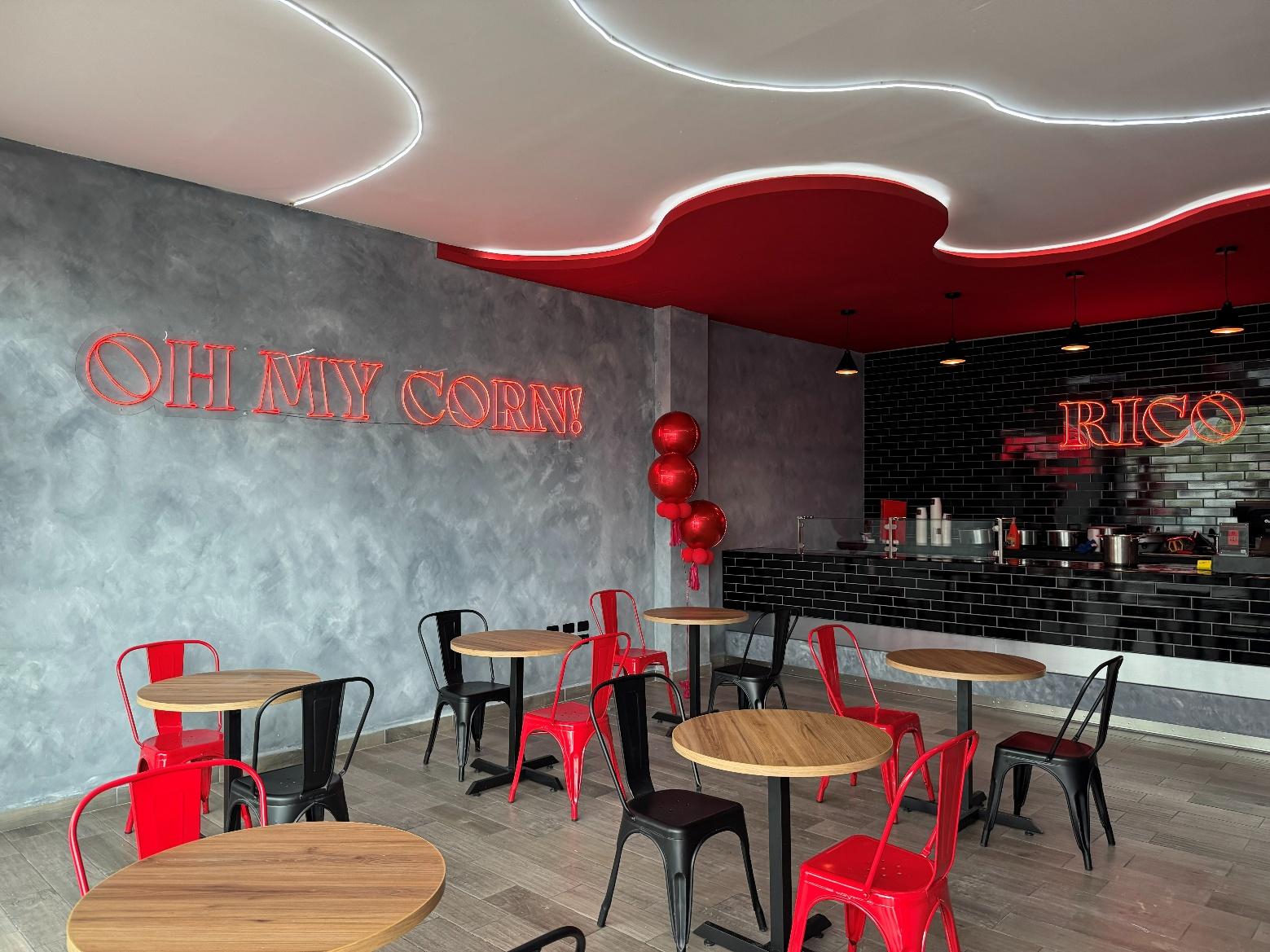 Interior del local comercial RICO con mobiliario rojo y negro
